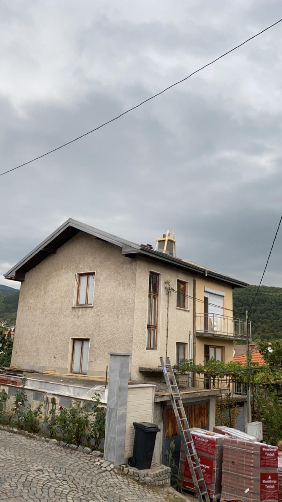 Преди — Реновация на двускатен покрив с Tondach керемиди и нови улуци